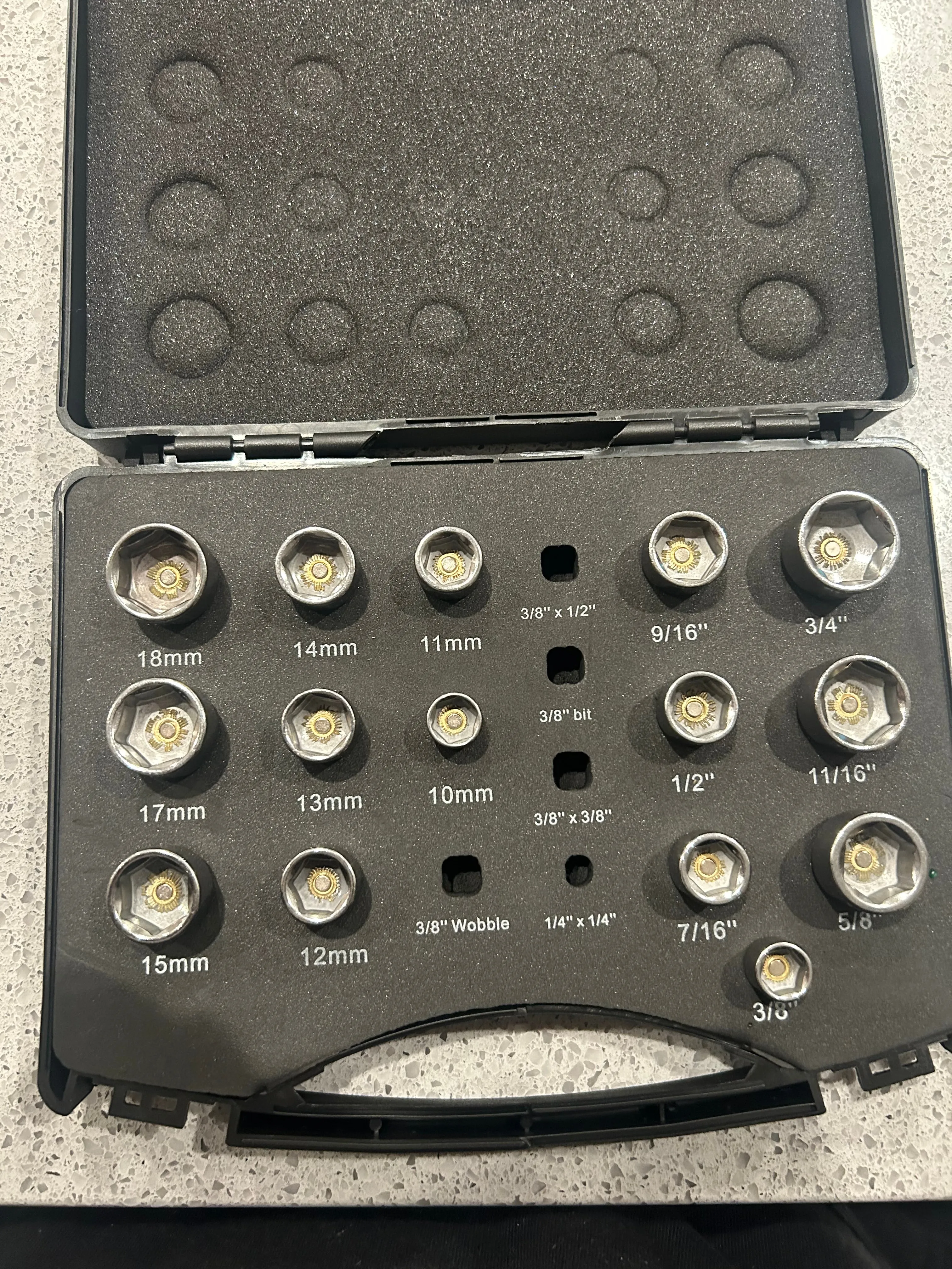 Low profile socket set