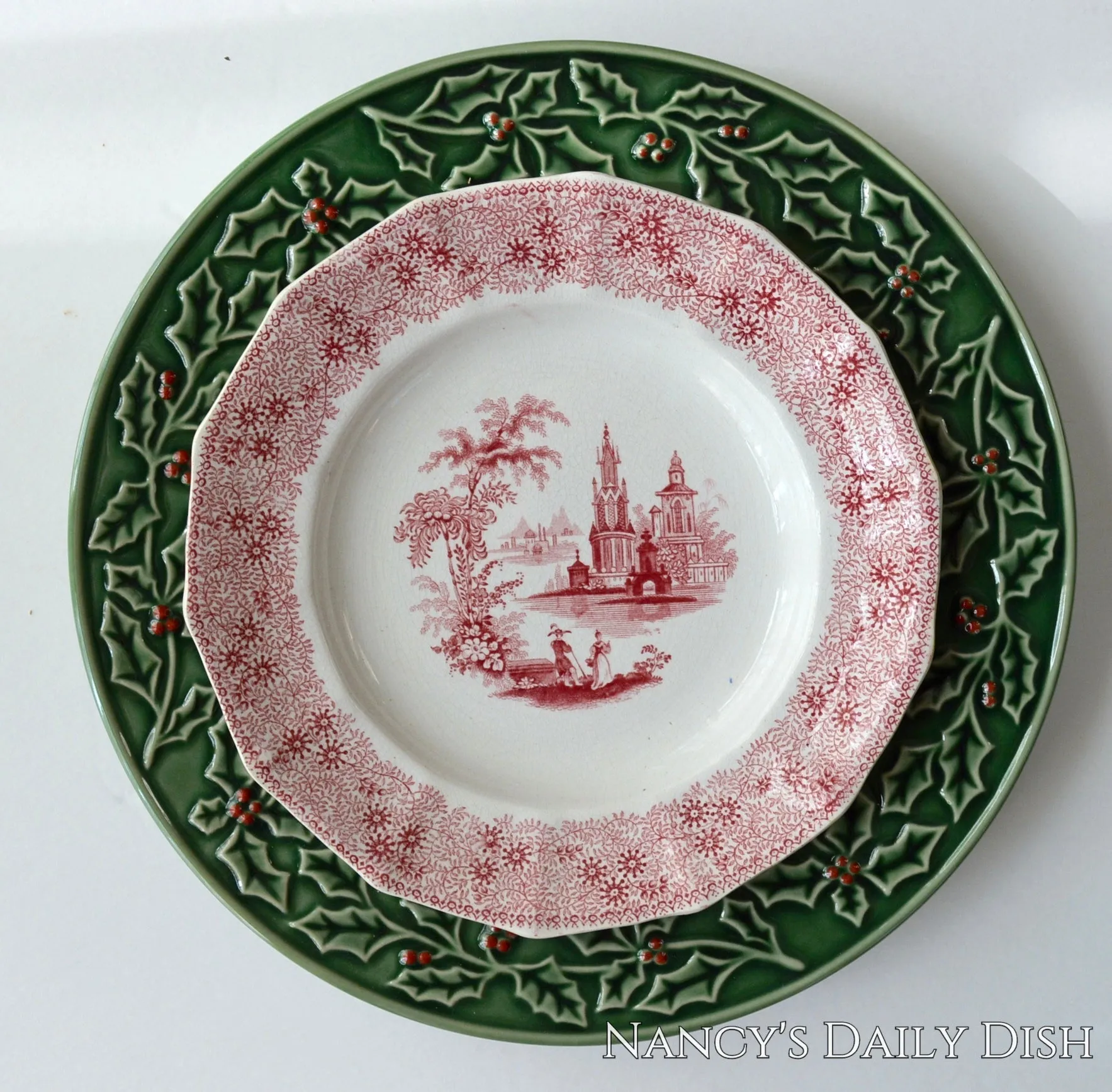 Vintage Bordhallo Green Majolica Holly Berry Christmas / Winter Dinner Plates